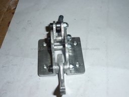 Towing hook assembly (42)